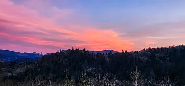 Sonnenuntergang Über Der Berglandschaft lizenzfreie Stockbilder