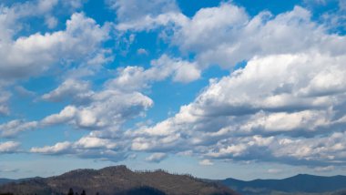 Mavi gökyüzü ve güzel manzaralı dağlar.