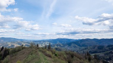 Karpatya 'daki güzel dağların panoramik manzarası