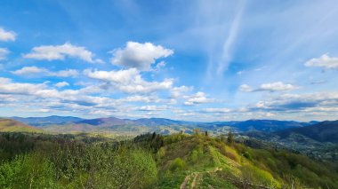 dağlar ve mavi gökyüzü ile güzel yaz manzara