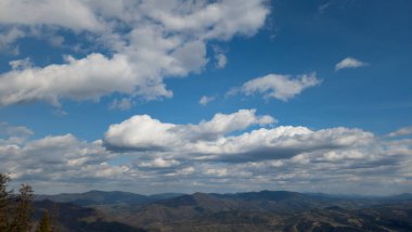 Mavi bulutlu dağ manzarası