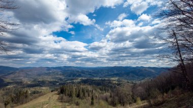 Dağları ve mavi gökyüzü olan güzel bir manzara. Karpatlar, Ukrayna