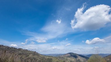 Karpat Dağları 'ndaki sıradağların manzarası