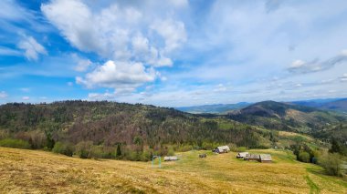 İlkbaharda Ukrayna Karpatları 'nda güzel bir dağ sırası olan manzara..