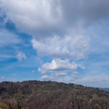 Bulutlu gökyüzü olan güzel bir dağ manzarası.