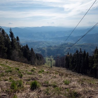 Ağaçlı ve bulutlu güzel dağ manzarası