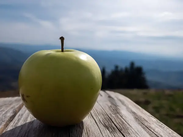 Apfel Auf Einem Tisch Garten Apfel Auf Einem Holztisch Stockbild