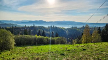 Yeşil tepeleri ve mavi gökyüzü olan güzel dağ manzarası