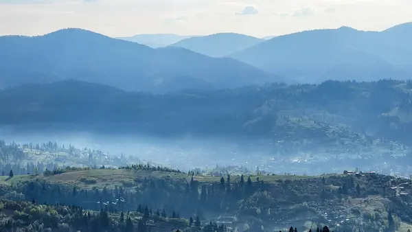 Sis Içindeki Karpat Dağları Hava Aracı Üst Görünümü — Stok fotoğraf