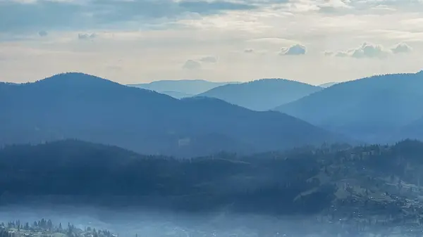 Dağları Bulutları Olan Güzel Bir Manzara — Stok fotoğraf