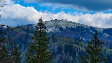 Karla kaplı dağlarla kaplı güzel bir manzara.