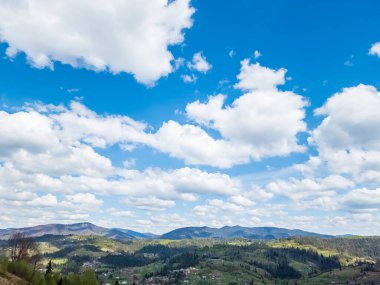 Mavi gökyüzü ile güzel dağ manzarası