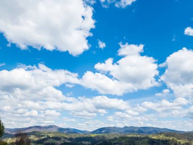 Mavi dağın üzerinde beyaz bulutlar
