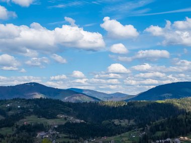 Dağlarda dağları olan güzel bir manzara.