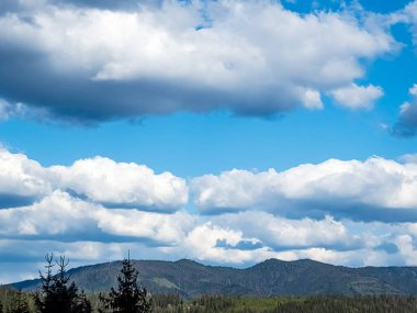 Dağların üzerinden bulutlar