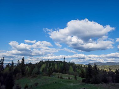 Dağlarda dağları olan güzel bir manzara.