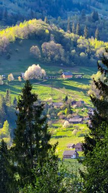 Köydeki dağların güzel manzarası