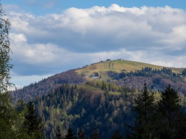 Güzel bir dağ manzarası