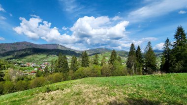 Karpatlar 'ın köyünün panoramik manzarası, ilkbaharın başlarında dağlardaki Kotor köyü, güneşli bir gün.