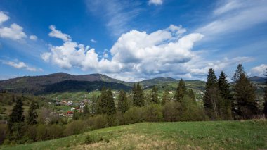 Mavi gökyüzü ile güzel dağ manzarası