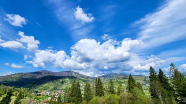 Yazın Karpat dağlarının güzel manzarası