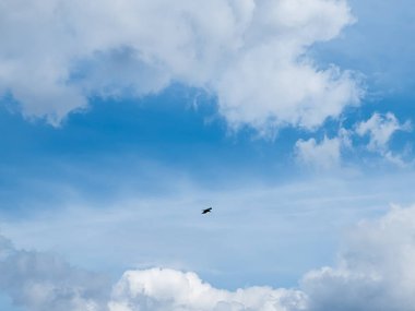 Mavi gökyüzündeki bulutlar.