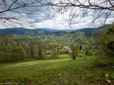 Ukrayna Karpatlarının bahar manzarası