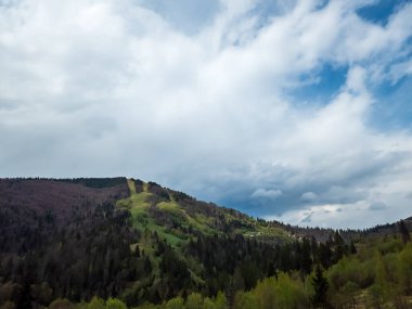 bulutlu bir gün ile dağ manzarası