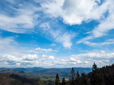 Karpatlar 'daki bulutlar. Güneş bulutların arasından parlıyor. yüksek kaliteli fotoğraf
