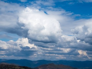 Dağlarla, doğayla, seyahatlerle dolu güzel bir manzara.