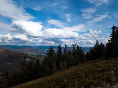 Bulutlu dağ manzarası
