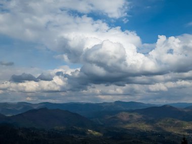Karpatların güzel dağları ve bulutları
