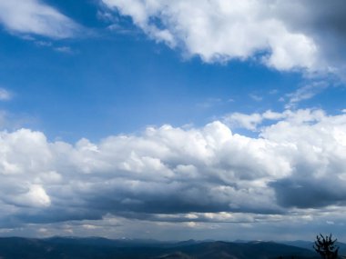 Dağların üzerinden bulutlar.