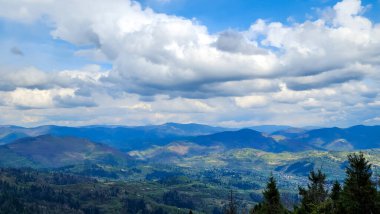 Karpatlar 'da bulutlu mavi gökyüzü olan güzel dağ manzarası
