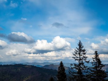 Mavi gökyüzü ve bulutları olan güzel dağ manzarası