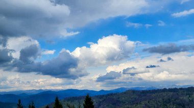 Karpat Dağları yaz mevsiminde bulutlarda manzara