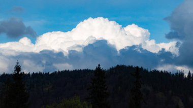 Arka planda bulutların ve dağların güzel bir görüntüsü
