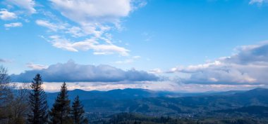 Güzel dağların muhteşem manzarası