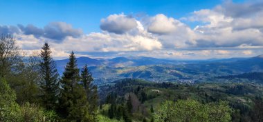 Yazın dağların manzarası