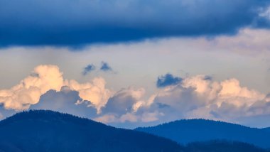 Dağlarda güzel bir gün batımı