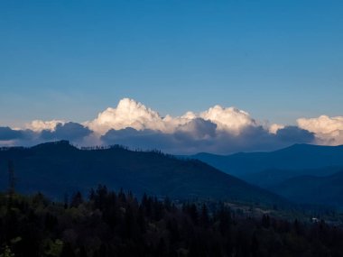 Dağları olan güzel bir manzara. Doğa, seyahat