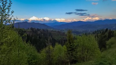 Dağlarda dağları olan güzel bir manzara.