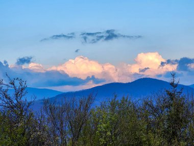 Mavi gökyüzü ve bulutlu dağ manzarası