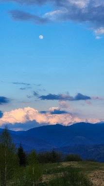 Dağların ardında güzel bir gün batımı
