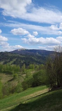 Dağ ve mavi gökyüzü olan güzel bir manzara.