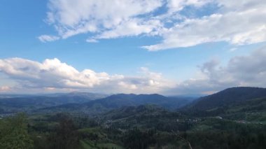 Dağları ve bulutları olan güzel bir manzara