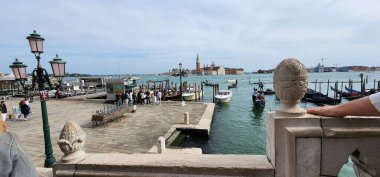 İtalya, Venedik, Venedik, Venedik, 29 Ağustos, 2019: Venedik köprüsünde maskeli bir kadın.