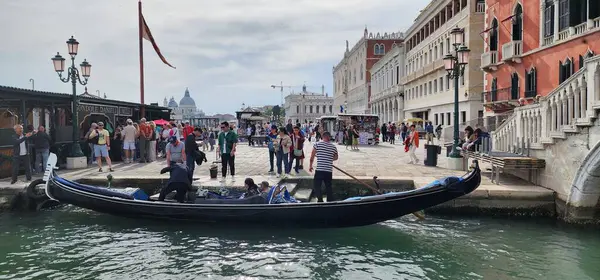 Venedik, İtalya - 13 Ağustos, 2019: gondollar Venedik Büyük Kanalı 'nda.