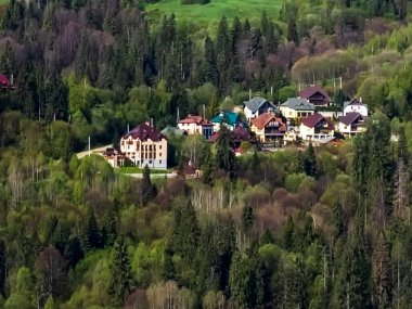 Polonya 'da küçük bir kasabanın hava manzarası