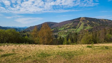 Dağlarla, doğayla, seyahatlerle dolu güzel bir manzara.